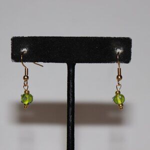 💚 NWOT Gold & Green Glass Dangle Earrings 1.25" long · lightweight shimmer